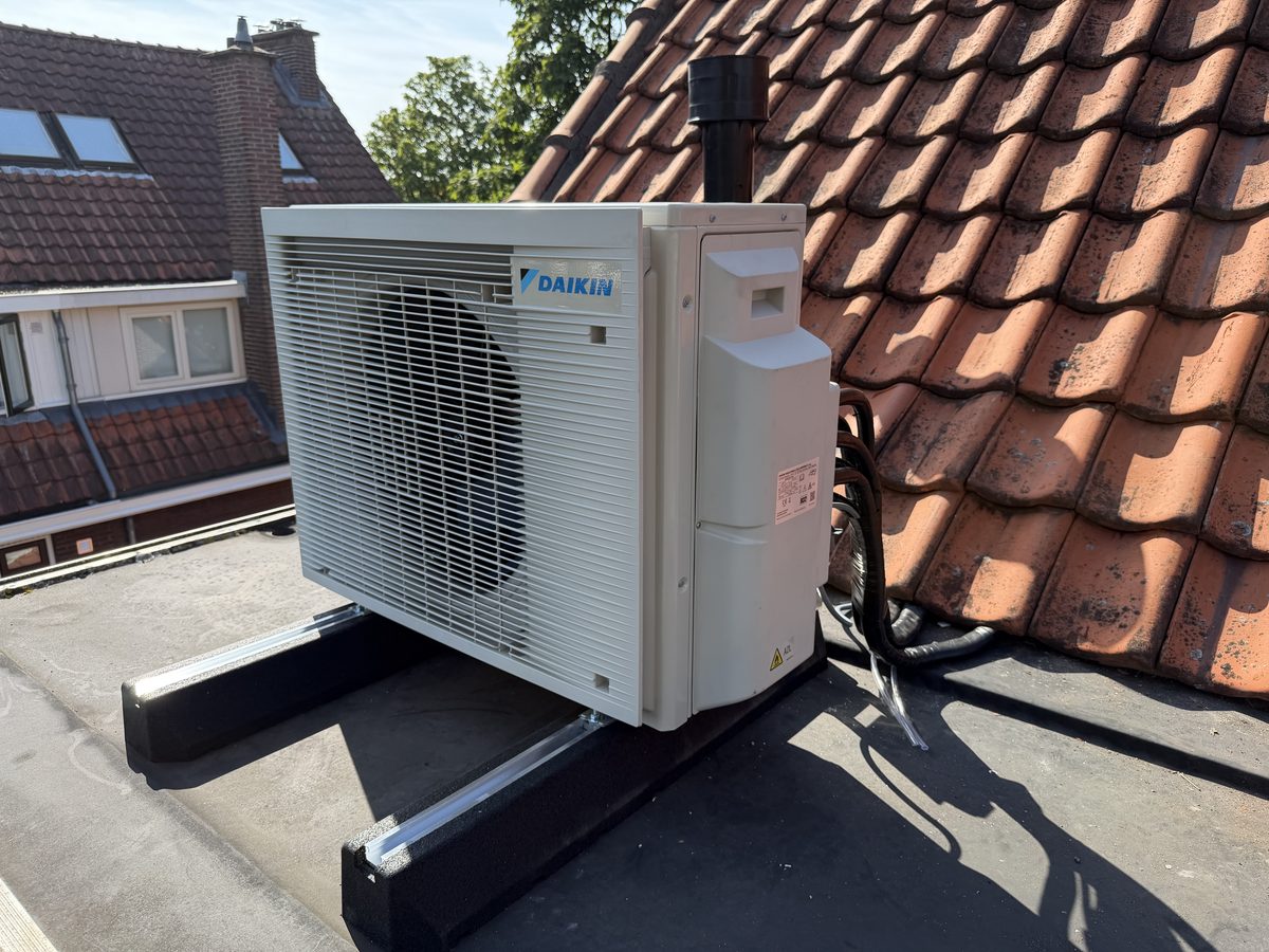 Door KlimaaTec geplaatste buitenunit op een plat dak
