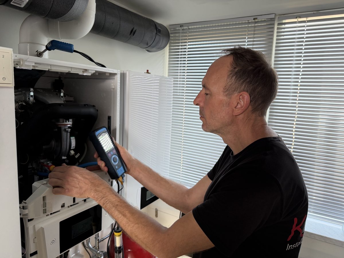 Peter Bloemberg meet de verbranding van een cv-ketel met een rookgasanalyser