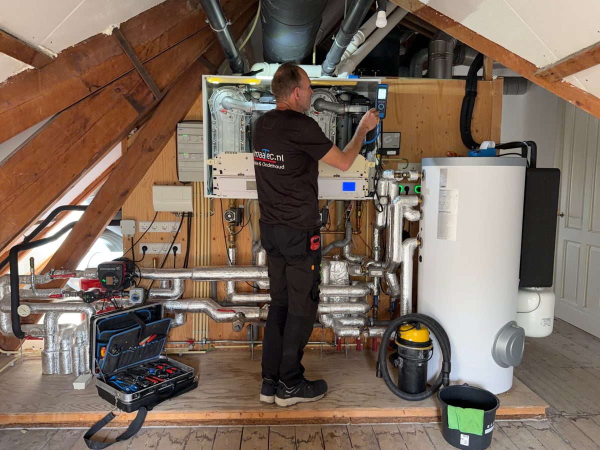Peter Bloemberg van KlimaaTec aan het werk bij twee cv-ketels en een boiler op zolder