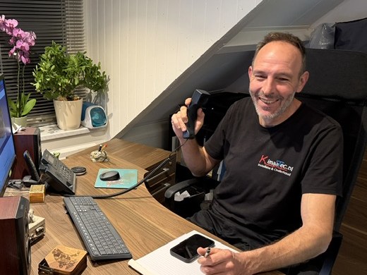 Peter Bloemberg van KlimaaTec aan de telefoon achter zijn bureau