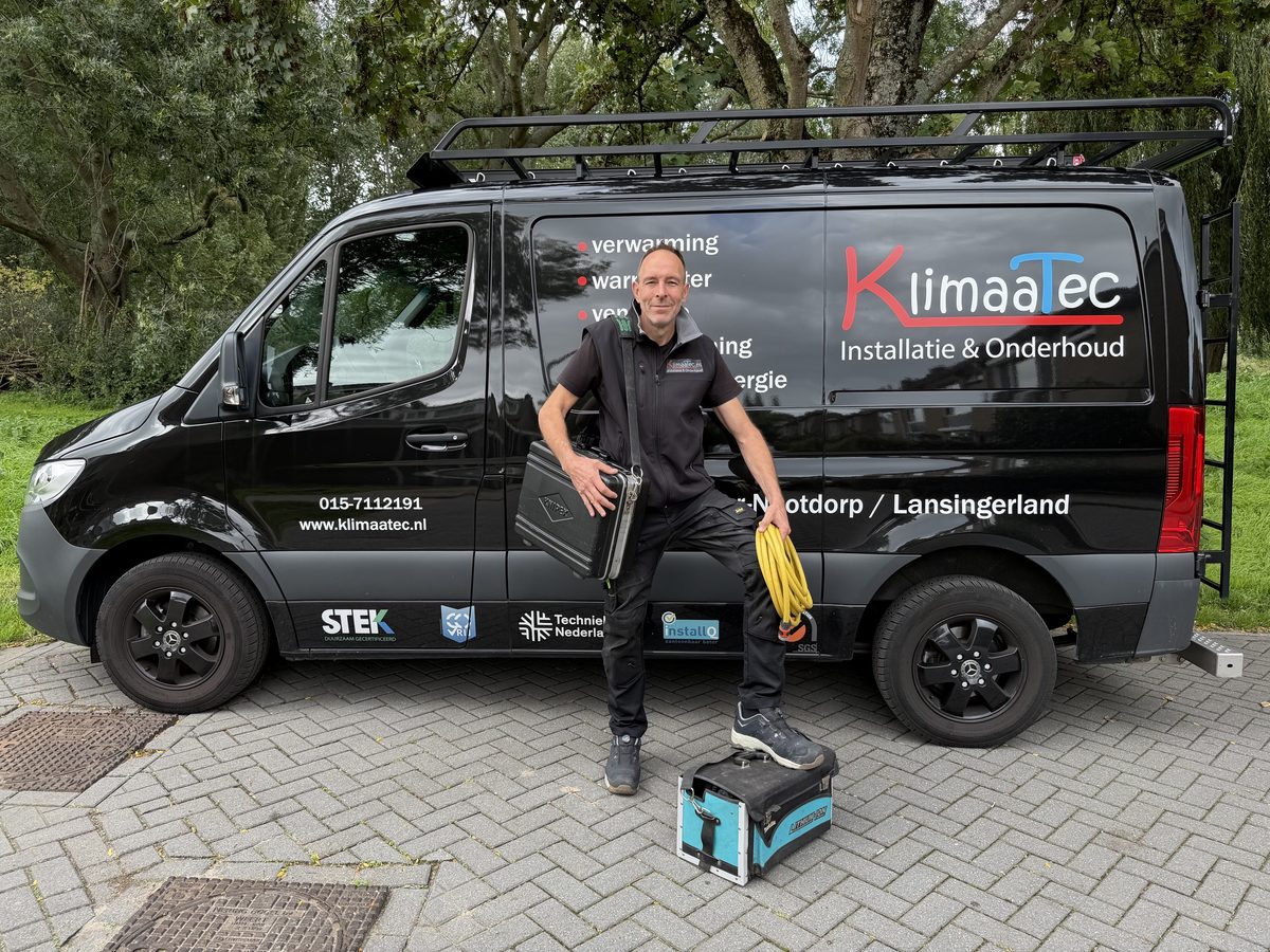 Peter Bloemberg, eigenaar van KlimaaTec, bij zijn bedrijfsbus