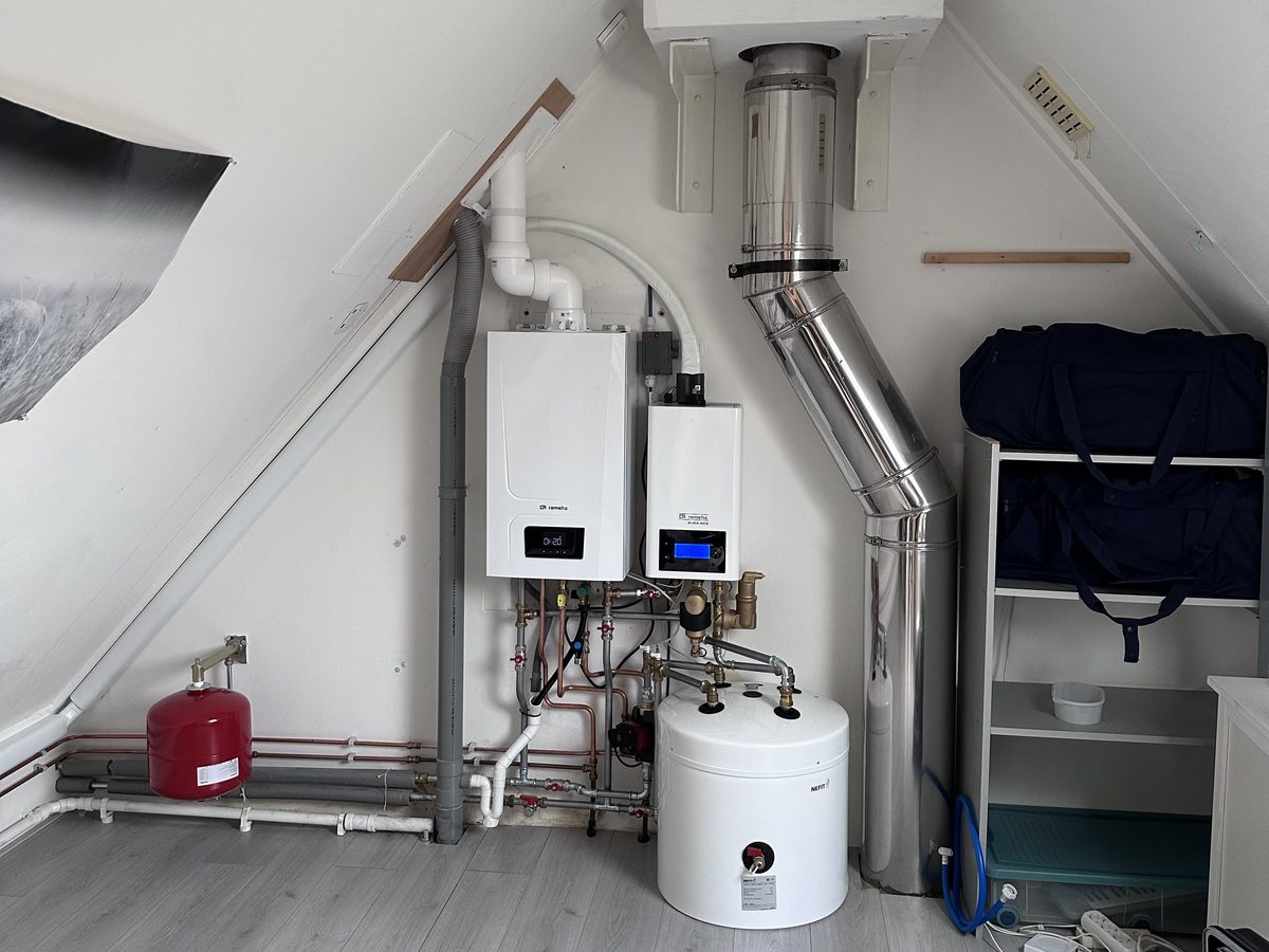 Dezelfde zolder na de installatie van een hybride warmtepomp met boiler