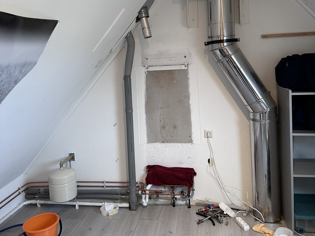 Zolder voor de installatie, met de oude leidingen