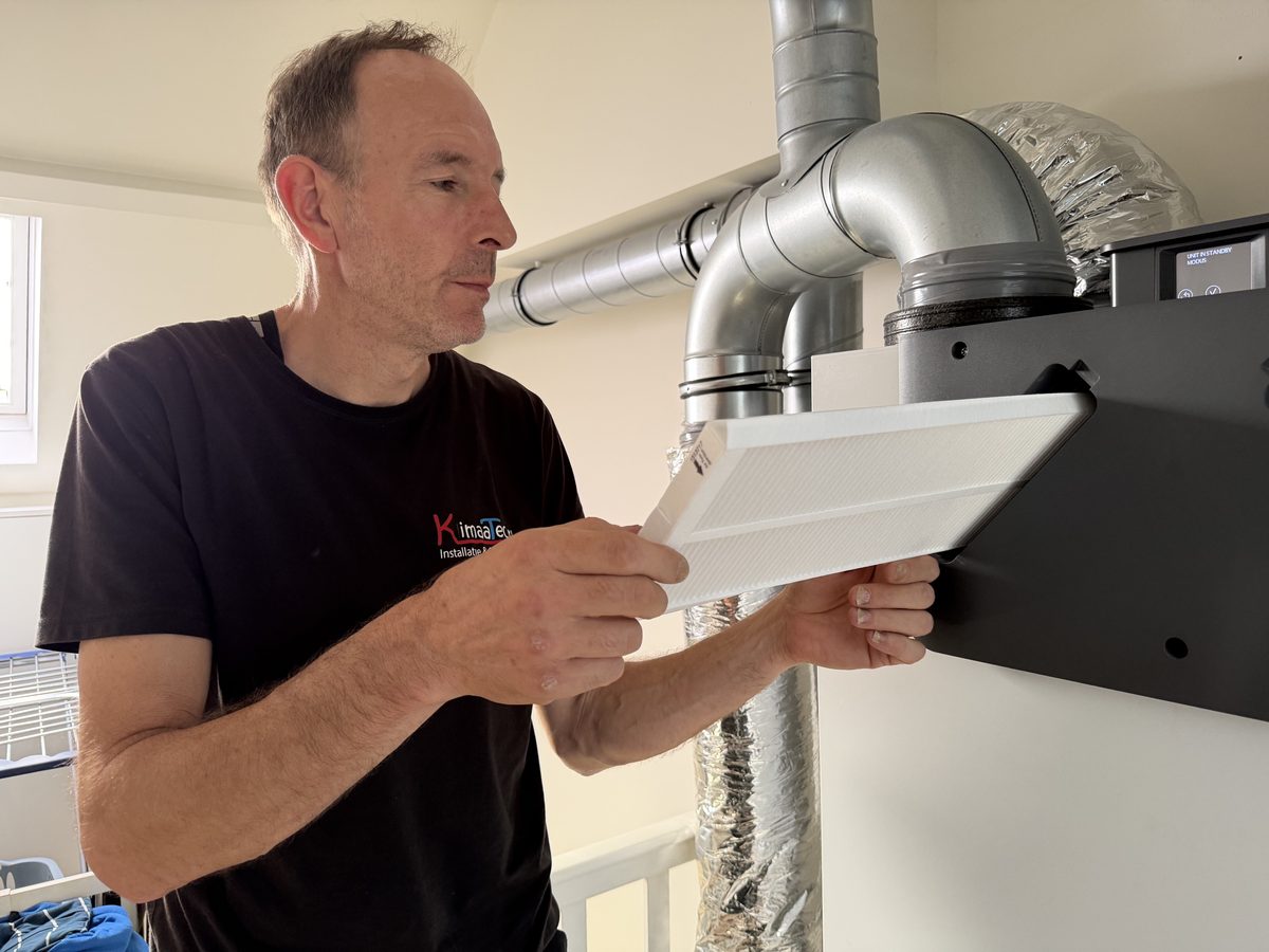 Peter Bloemberg controleert het filter van een WTW-unit