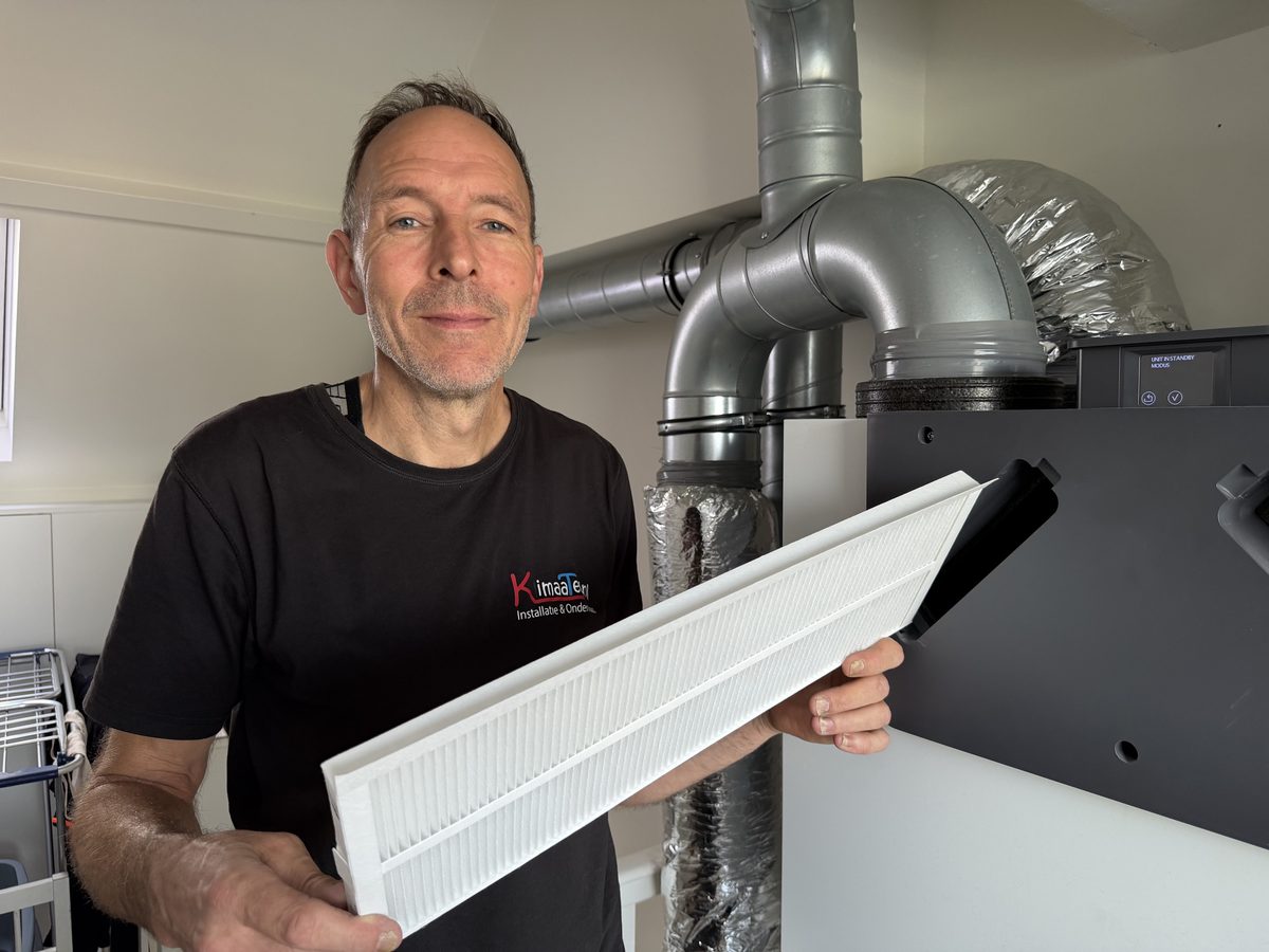 Peter Bloemberg met een nieuw filter voor een WTW-ventilatie-unit