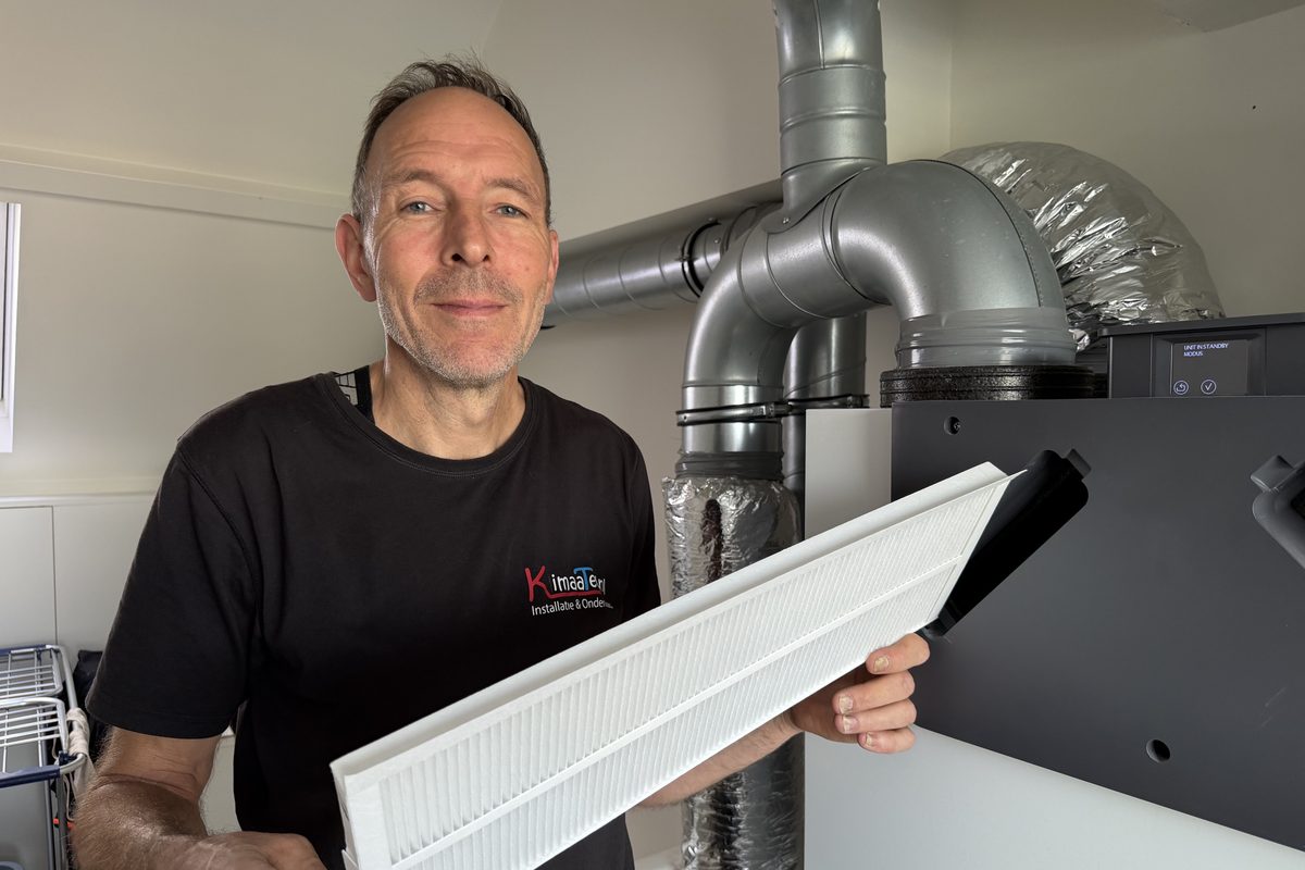 Peter Bloemberg met een nieuw filter voor een WTW-ventilatie-unit